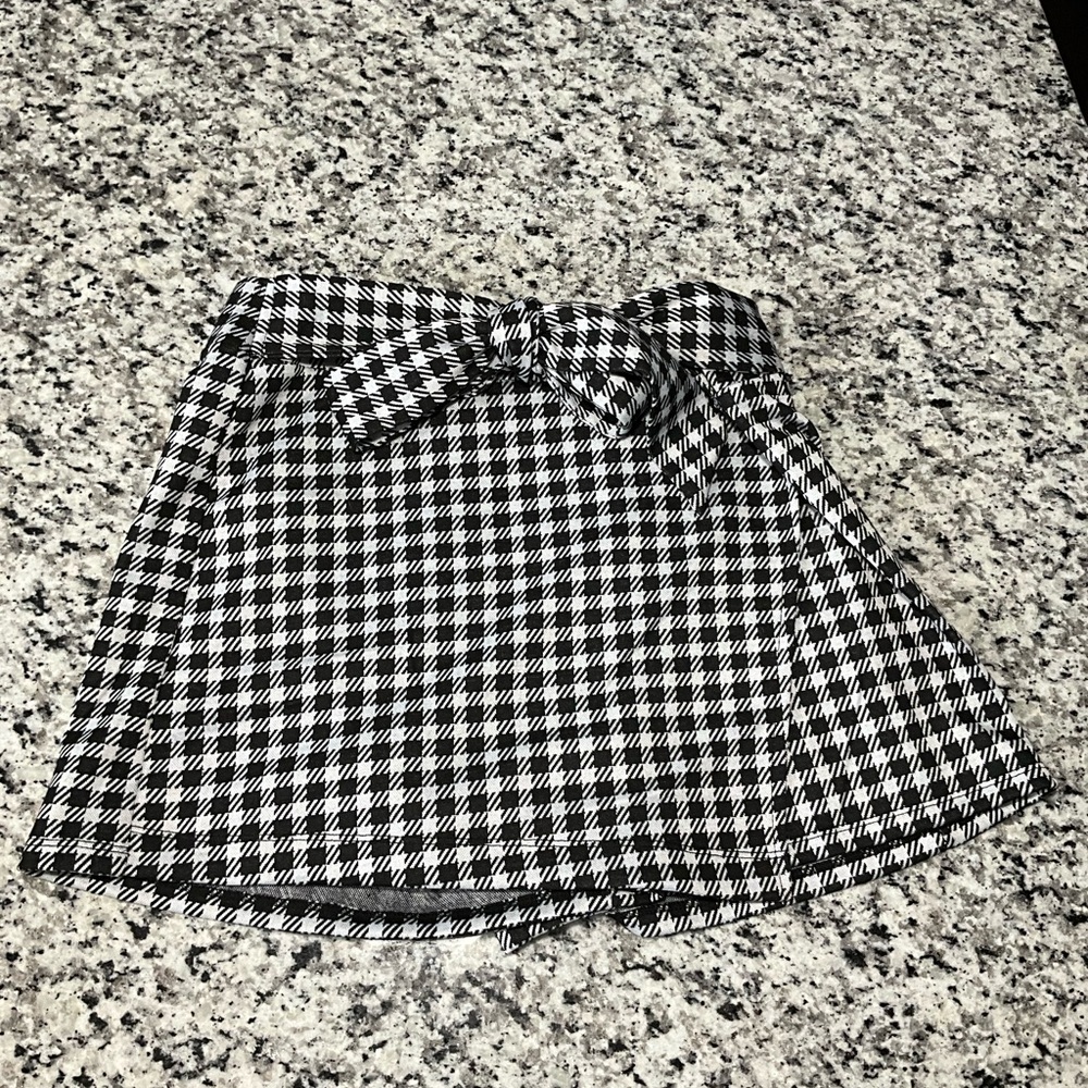 NWT HOUNDSTOOTH MINI SKORT- w/ tie belt